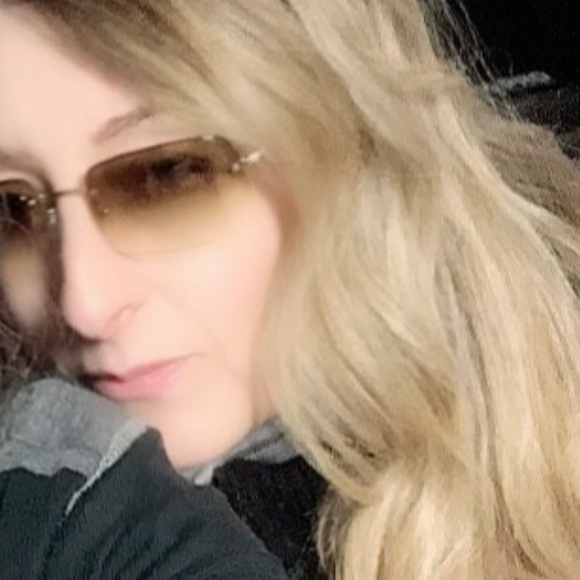 Meet your Posher, Connie - Picture 2 of 2